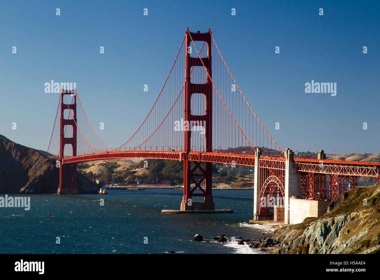 Blick von Marshalls Strand auf der Golden Gate Bridge in San Francisco, Kalifornien, USA an einem wolkenlosen Abend. Stockfoto