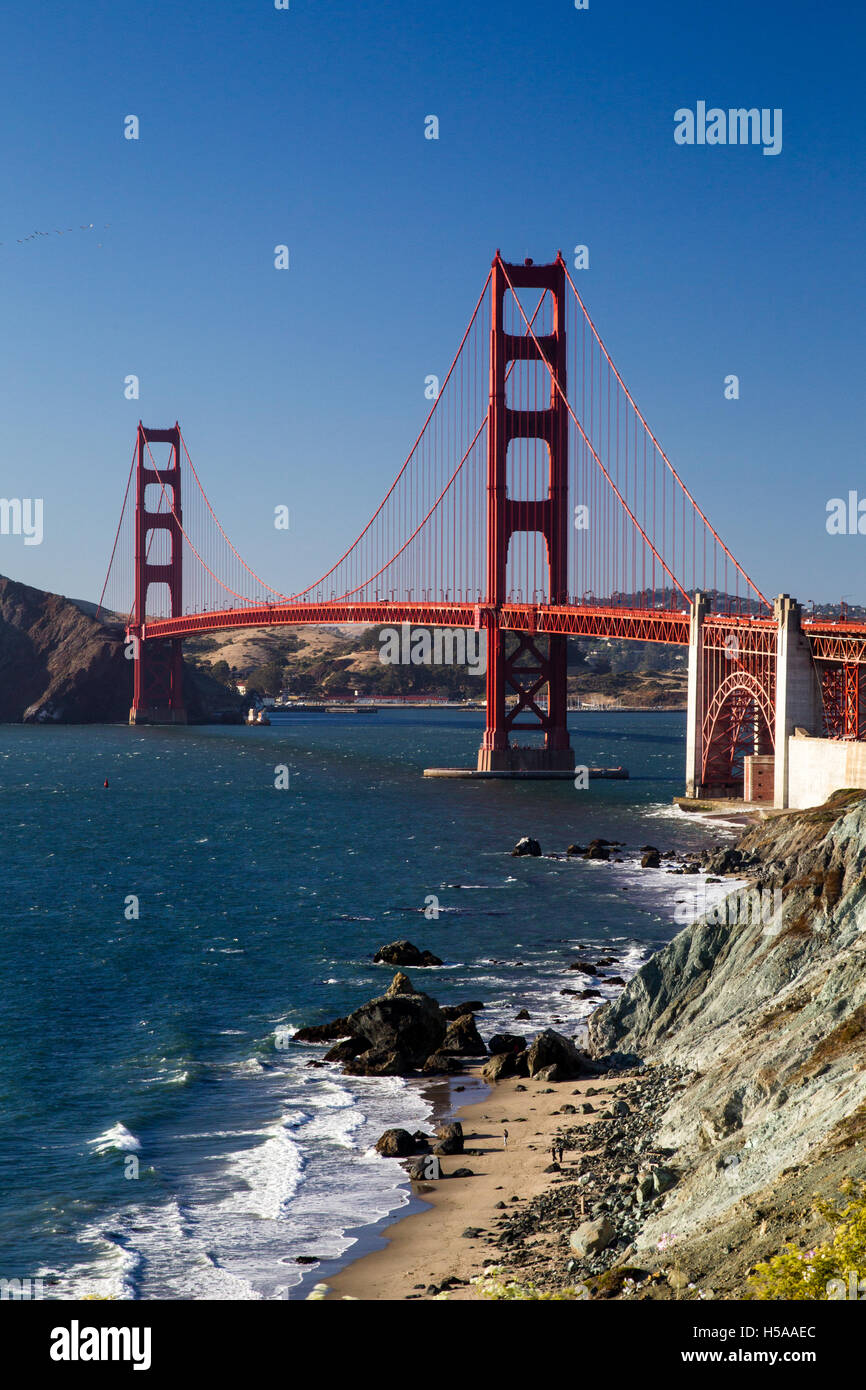 Blick von Marshalls Strand auf der Golden Gate Bridge in San Francisco, Kalifornien, USA an einem wolkenlosen Abend. Stockfoto