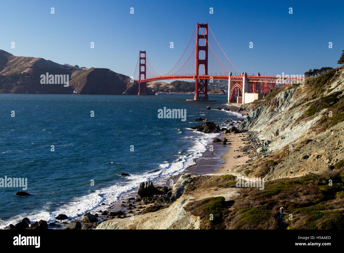 Blick von Marshalls Strand auf der Golden Gate Bridge in San Francisco, Kalifornien, USA an einem wolkenlosen Abend. Stockfoto