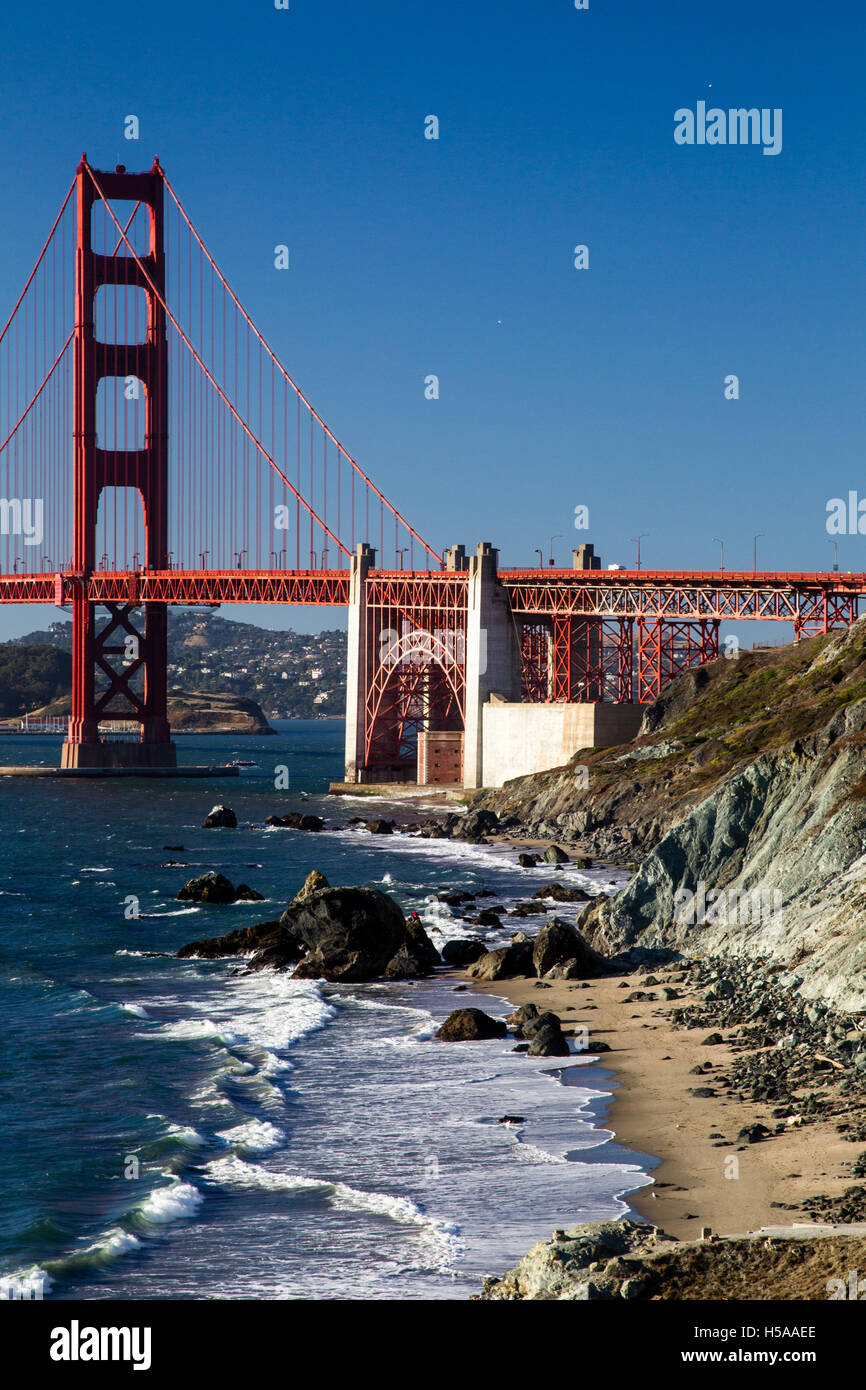 Blick von Marshalls Strand auf der Golden Gate Bridge in San Francisco, Kalifornien, USA an einem wolkenlosen Abend. Stockfoto