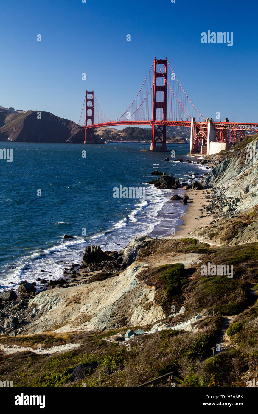 Blick von Marshalls Strand auf der Golden Gate Bridge in San Francisco, Kalifornien, USA an einem wolkenlosen Abend. Stockfoto