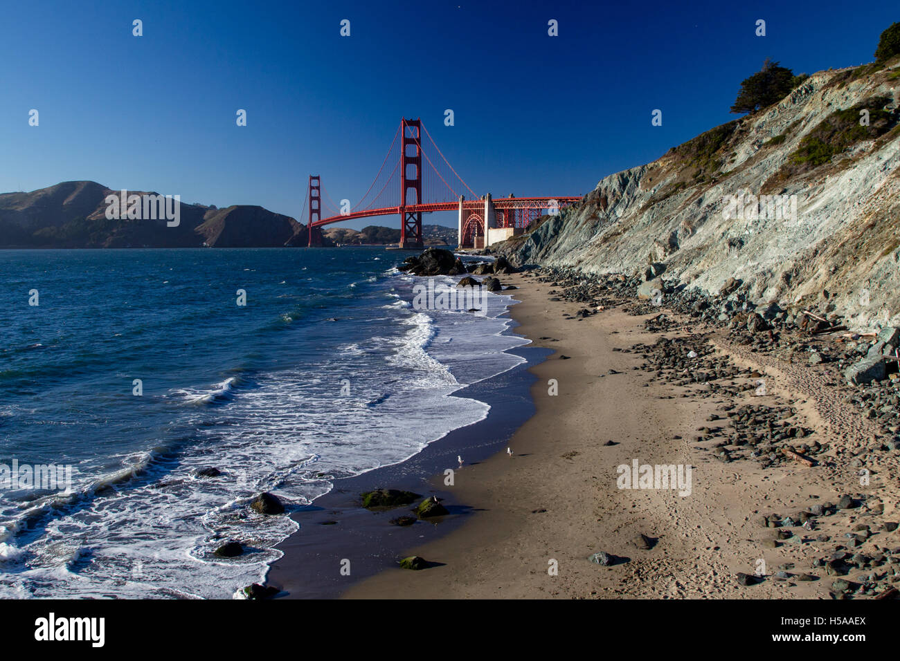 Blick von Marshalls Strand auf der Golden Gate Bridge in San Francisco, Kalifornien, USA an einem wolkenlosen Abend. Stockfoto