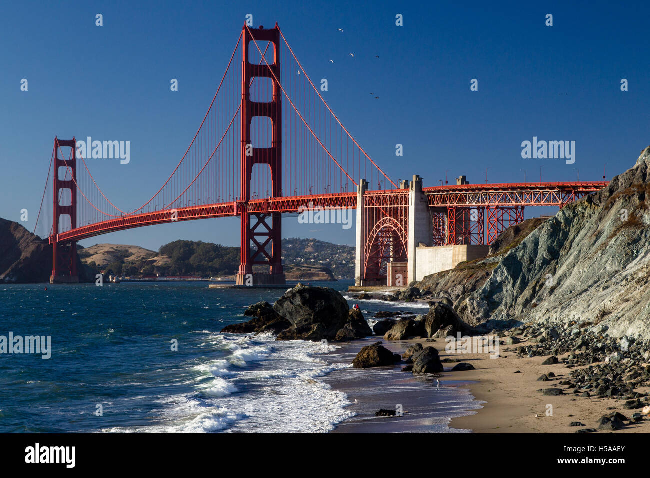 Blick von Marshalls Strand auf der Golden Gate Bridge in San Francisco, Kalifornien, USA an einem wolkenlosen Abend. Stockfoto
