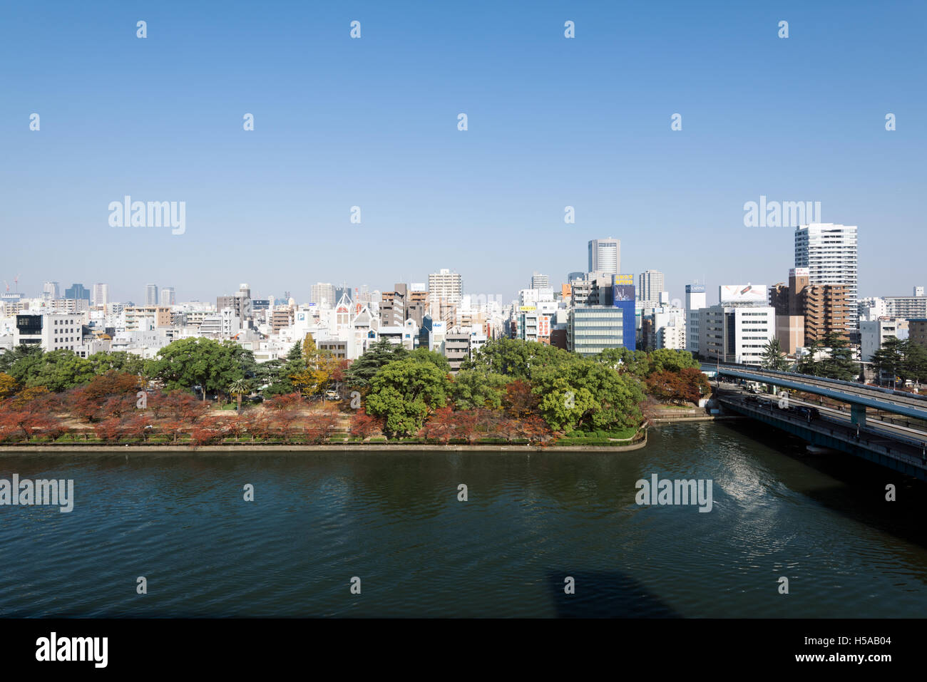 Osaka, Japan - 30. November 2015: Kyū-Yodo Fluss und Wolkenkratzer der Innenstadt von Osaka, Japan. Stockfoto