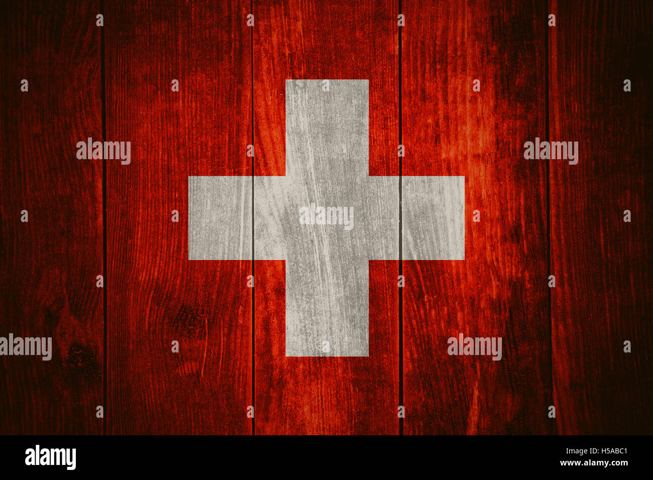 Flagge der Schweiz oder Schweizer Banner auf hölzernen Hintergrund Stockfoto