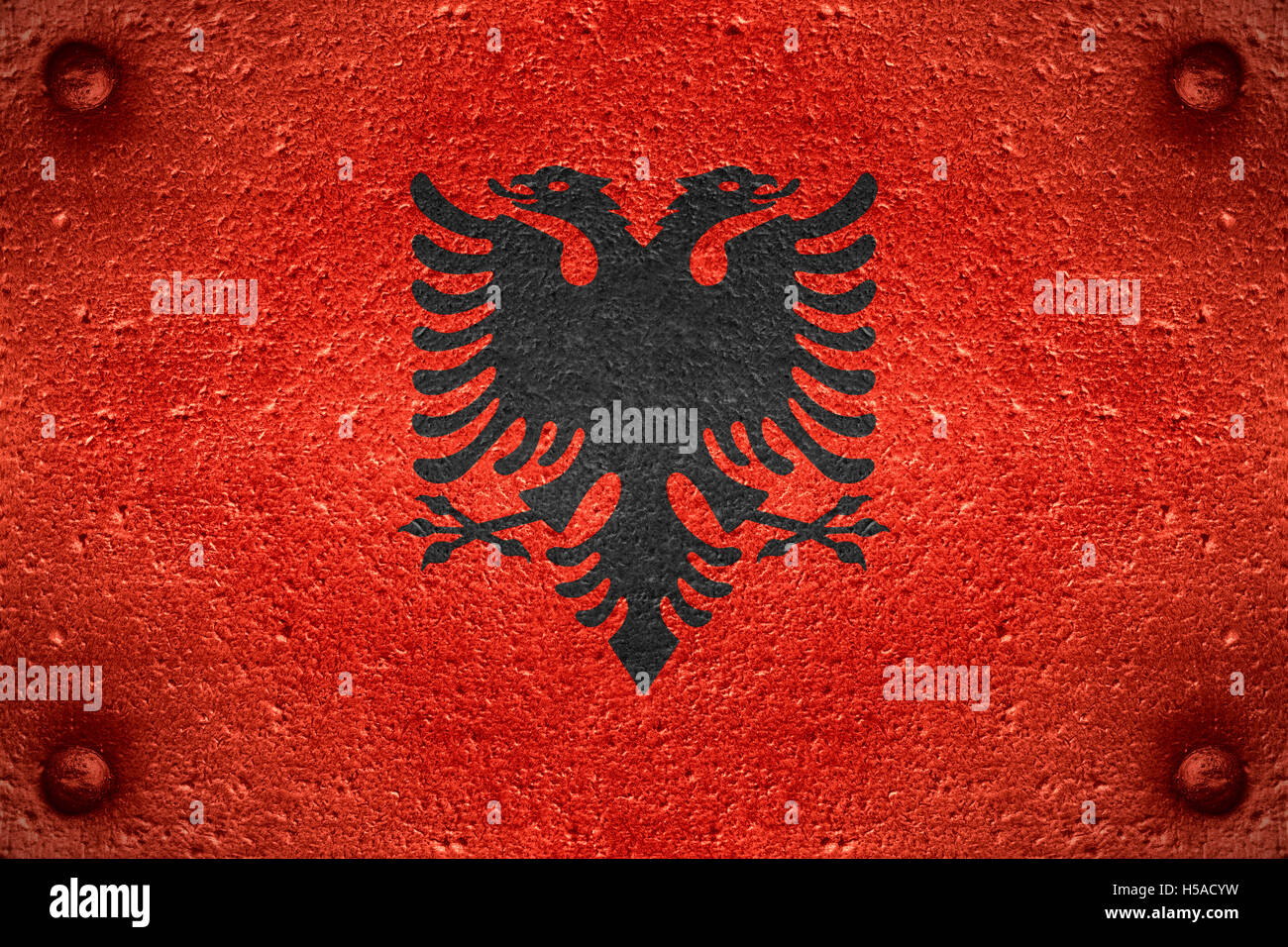Flagge von Albanien oder Albanisch Banner auf Stahl Hintergrund Stockfoto