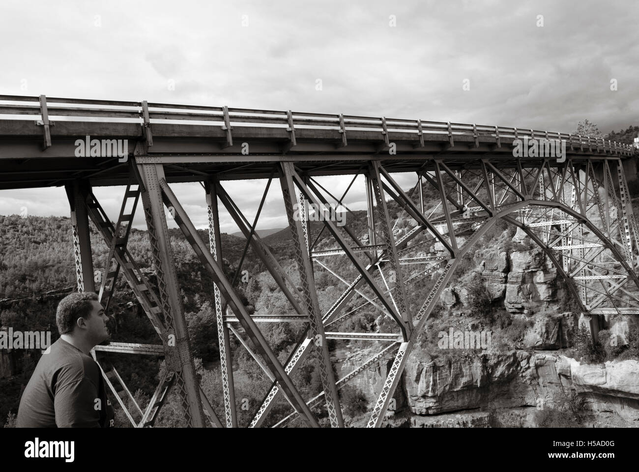 Schwarzweiß-Foto der Midgley Bridge in Sedona, Arizona, USA. Stockfoto