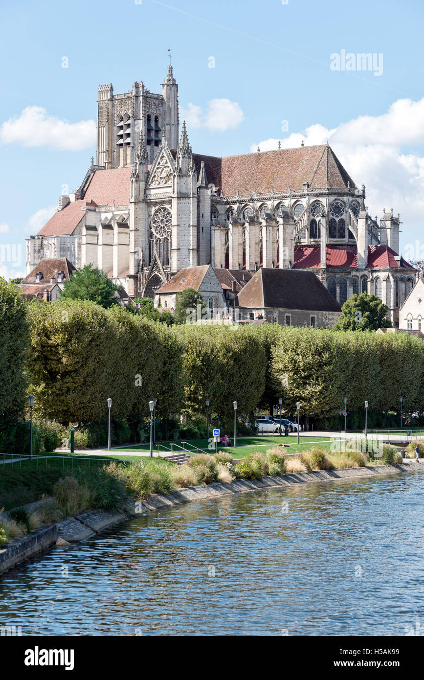 Die Kathedrale Saint Etienne in die Stadt Auxerre, steht oberhalb des Flusses Yonne Stockfoto