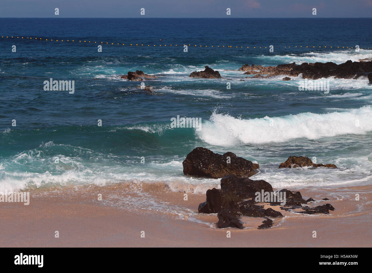 Wellen im flachen Wasser. Boucan Canot Strand, Reunion Stockfoto