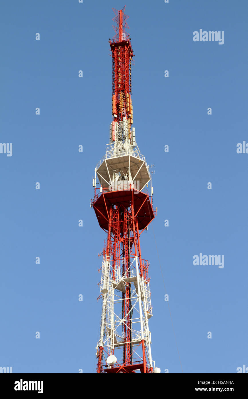Sendeturm gegen den blauen Himmel Stockfoto