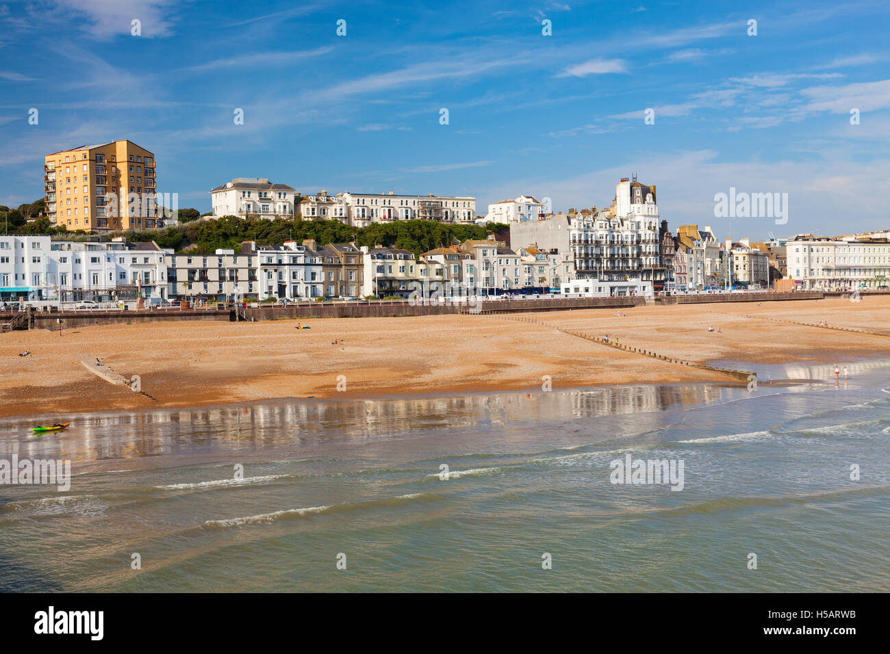 Mit Blick auf die Stadt und den Strand von Hastings Pier East Sussex England UK Europe Stockfoto