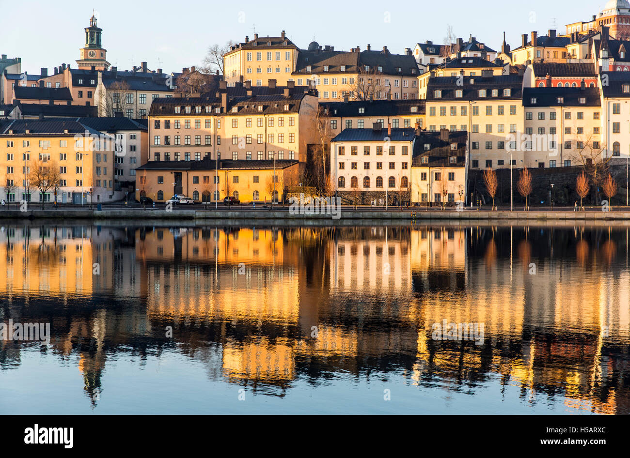 Schöne Reflexion der Häuser auf Sodermalm Insel in Stockholm, Schweden Stockfoto