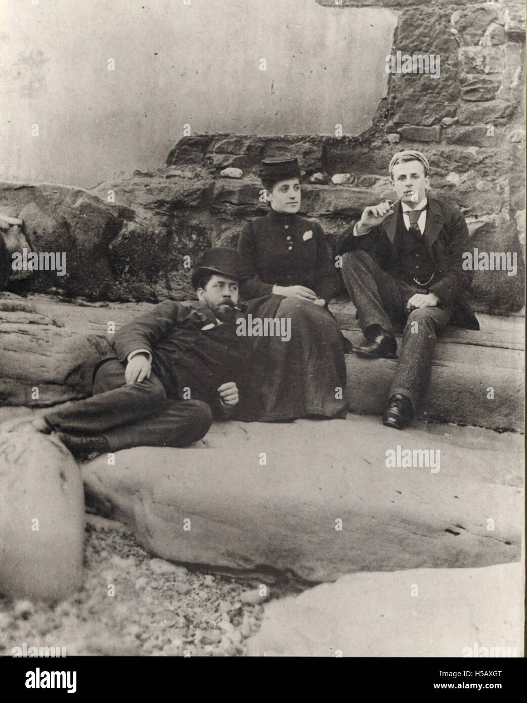 „On the Rocks“ kann sich auf einen Ort, ein Ereignis oder ein Foto beziehen, das eine felsige Landschaft oder eine schwierige Situation darstellt. Der Kontext deutet auf eine Fotografie oder Szene hin, in der Personen oder Objekte zwischen Felsen, möglicherweise in einer rauen, natürlichen Umgebung, aufgenommen werden. Stockfoto