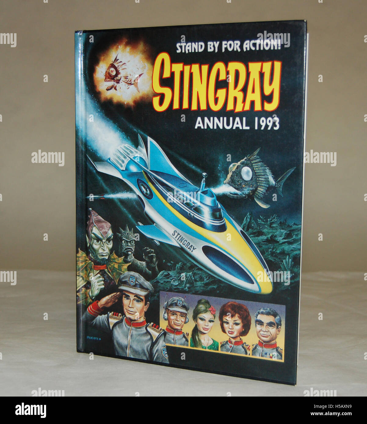 Das Stingray Annual 1993 zeigt verschiedene Geschichten und Illustrationen, die auf der beliebten TV-Show „Stingray“ basieren. Es zeigt die Charaktere und Abenteuer, die die Serie in den 1960er Jahren zu einem Hit machten Stockfoto