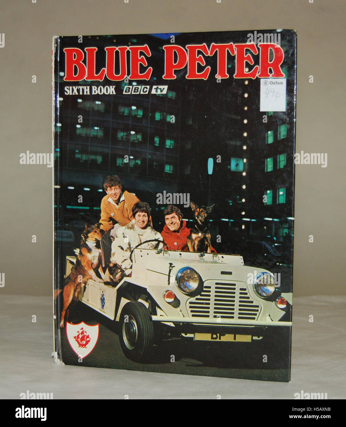The Blue Peter Annual ist ein populäres britisches Kinderbuch, das jährlich veröffentlicht wird. Es enthält typischerweise Geschichten, Aktivitäten und Bilder, die mit der BBC-Fernsehshow Blue Peter zusammenhängen. Stockfoto