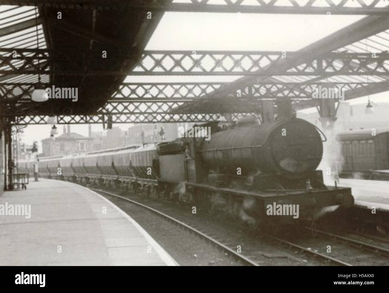 Ein Foto einer Lokomotive am Bahnhof West Hartlepool, das den Eisenbahnbetrieb Anfang des 20. Jahrhunderts veranschaulicht. Stockfoto
