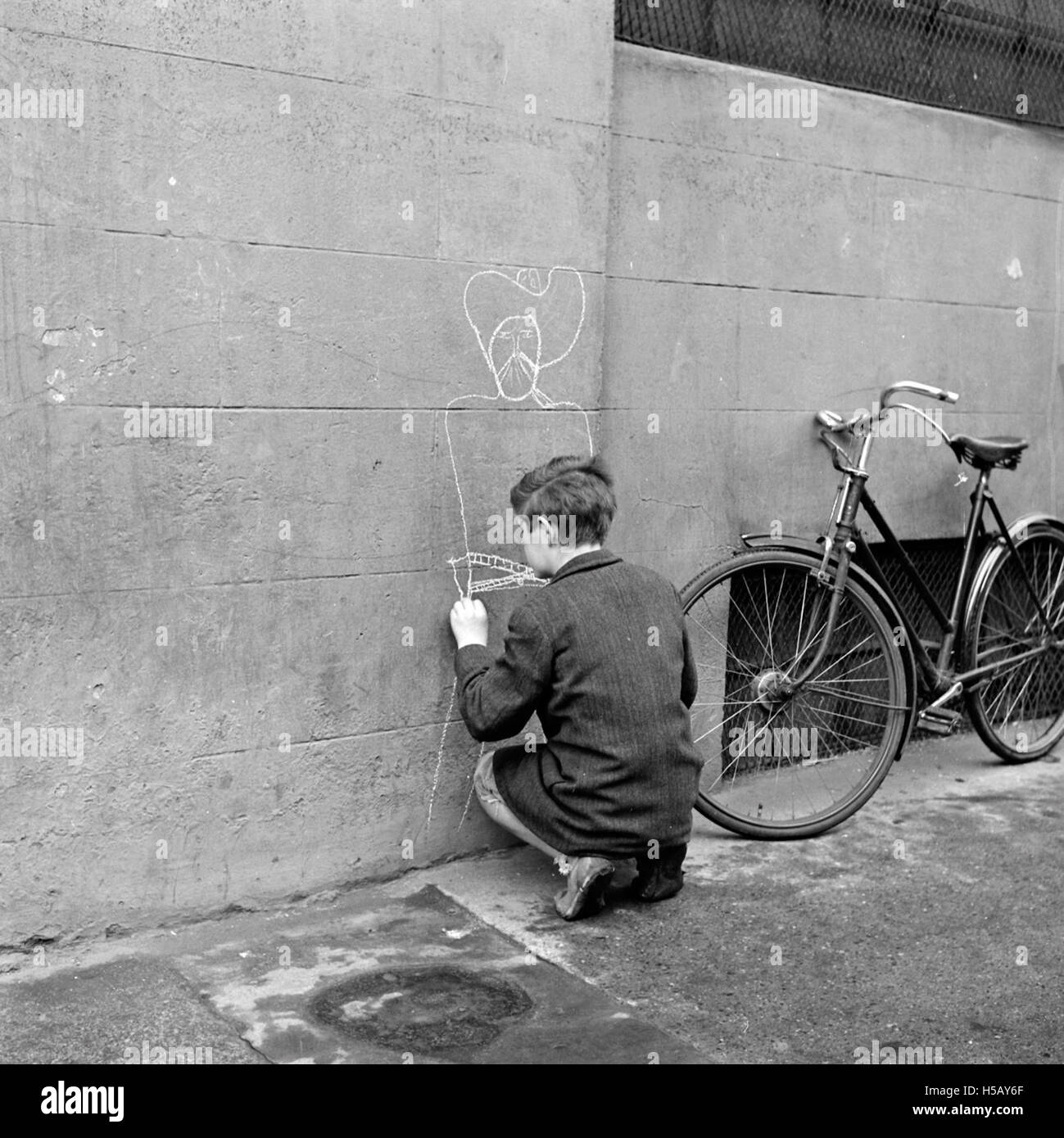 Eine Zeichnung oder künstlerische Darstellung, die sich möglicherweise auf ein bestimmtes Kunstwerk bezieht. Der Begriff „Zeichnen“ könnte eine Skizze, Illustration oder visuelle Darstellung eines Künstlers kennzeichnen. Stockfoto