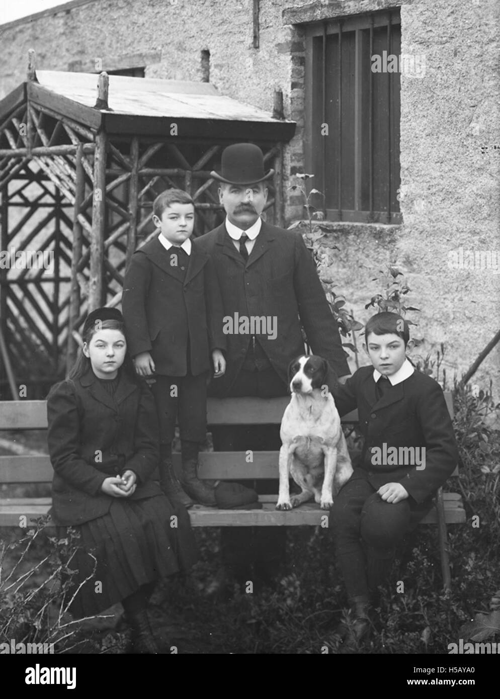 Die Befugnisse könnten sich auf einen Familiennamen, eine Gruppe von Personen oder eine spezifische historische Referenz beziehen, die mehr Kontext für Klarheit erfordert. Stockfoto