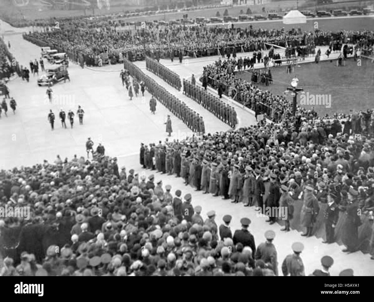 Ein historisches Datum, das ein bedeutendes Ereignis im Jahr 1932 markiert. Dieses Datum kann mit politischen, sozialen oder kulturellen Ereignissen in verschiedenen Teilen der Welt in Zusammenhang stehen, die in verschiedenen Zusammenhängen von historischer Bedeutung sind. Stockfoto
