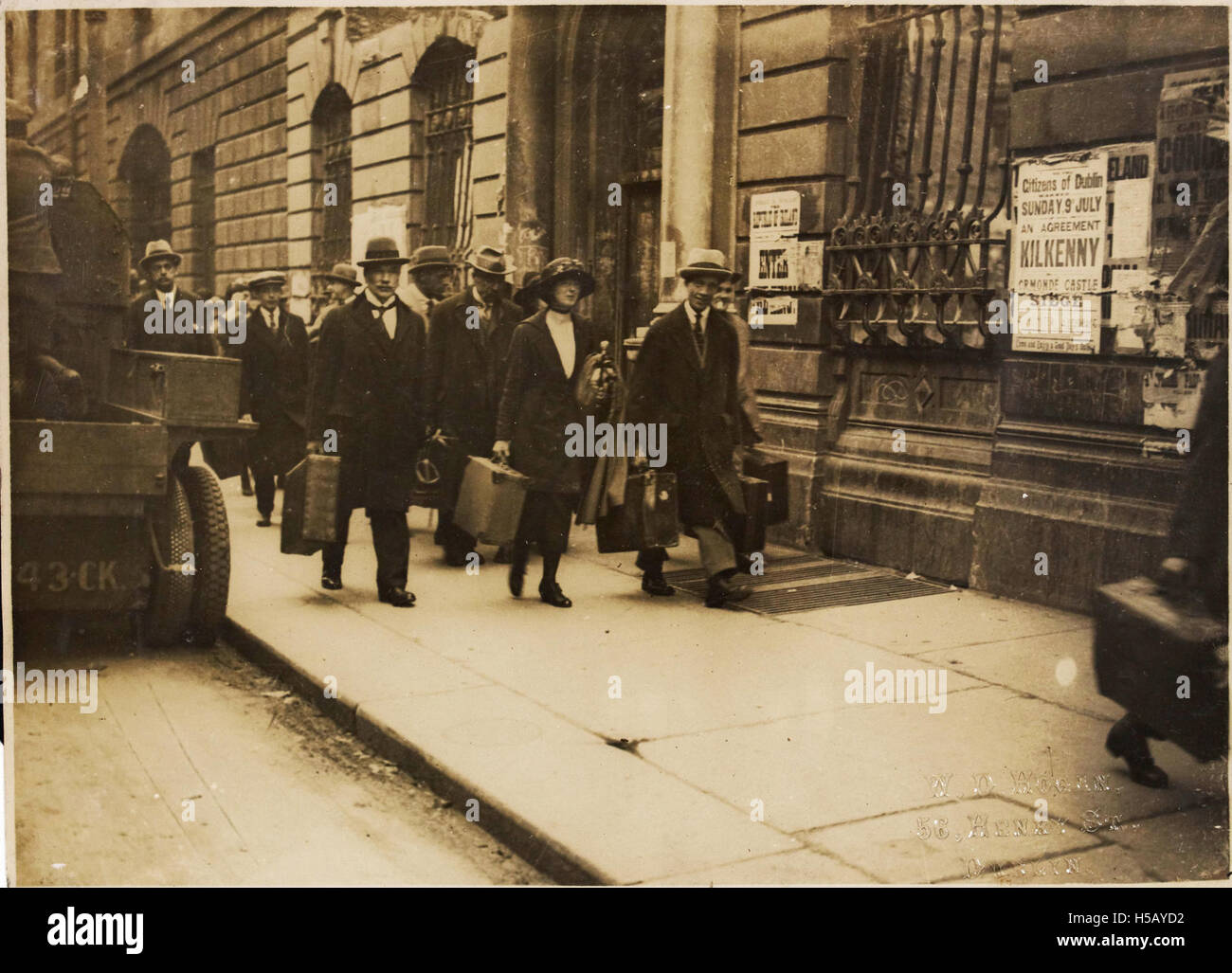 Der Titel „Flucht“ bezieht sich wahrscheinlich auf einen Moment oder eine Geschichte, in der versucht wird, sich zu befreien oder eine begrenzte Situation zu verlassen. Der Kontext könnte sich auf eine Vielzahl von Szenarien beziehen, wie persönliche Freiheit, eine Erzählung in Film oder Literatur oder ein historisches Ereignis. Stockfoto