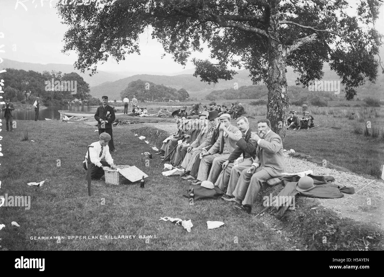 Dieses Bild zeigt wahrscheinlich ein Picknick-Event, das von einem Reiseleiter von Gaze's Tours geleitet wird, einem Unternehmen, das für die Organisation von Touren bekannt ist. Das Picknick wäre Teil eines geführten Ausflugs gewesen, der Besuchern die Möglichkeit bot, die Natur zu genießen und gleichzeitig mehr über die lokale Gegend oder Kultur zu erfahren. Stockfoto