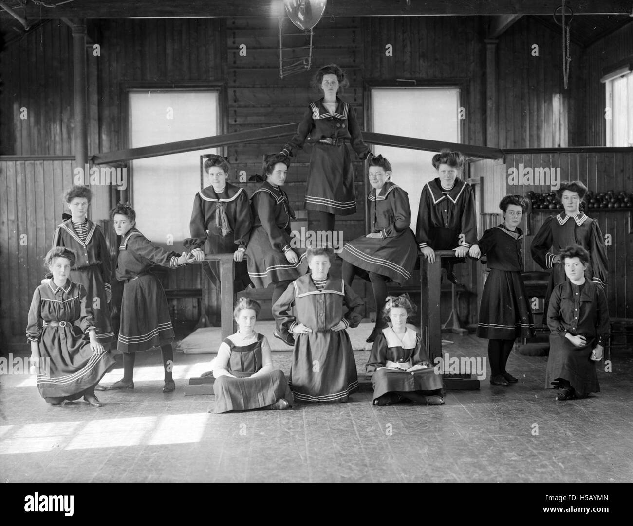 Ein historisches Foto oder Dokument vom 3. April 1908, in dem Ereignisse, Personen oder Momente aus diesem bestimmten Datum beschrieben werden. Es stellt wahrscheinlich einen wichtigen historischen Moment dar oder fängt das tägliche Leben des frühen 20. Jahrhunderts ein. Stockfoto