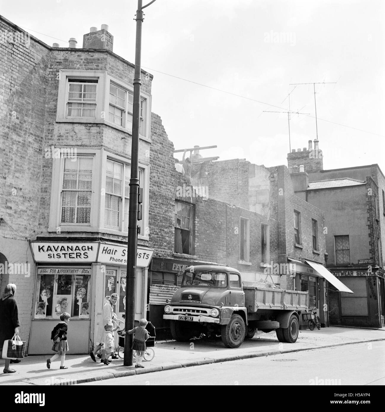 Der Titel „Abriss“ bezieht sich wahrscheinlich auf einen historischen Prozess oder ein spezifisches Ereignis, bei dem ein Gebäude oder eine Struktur zerstört wird, möglicherweise in einem städtischen oder industriellen Kontext. Stockfoto