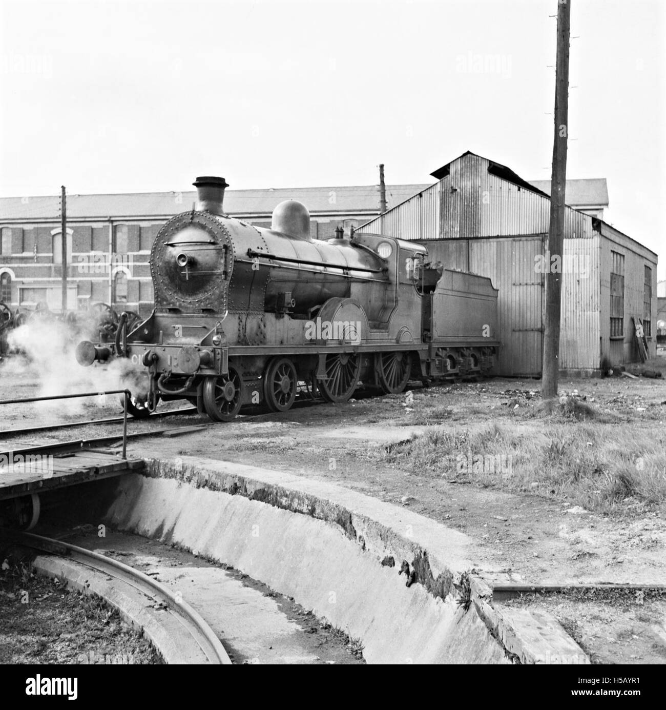 Der 22. April 1961 ist ein bedeutendes Datum in der Geschichte, das oft mit verschiedenen historischen Ereignissen in Verbindung gebracht wird. Dieses Datum könnte sich auf politische, kulturelle oder soziale Entwicklungen beziehen, die sich an diesem Tag ereigneten und den umfassenderen historischen Kontext der frühen 1960er Jahre widerspiegeln Die Bedeutung dieses Datums kann sich auf bedeutende globale oder lokale Ereignisse beziehen. Stockfoto