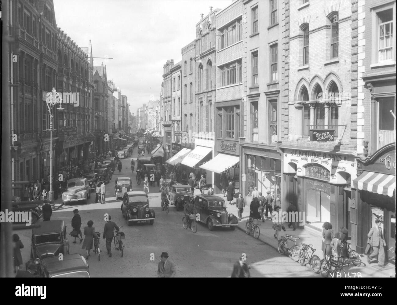 Grafton Street in Dublin, Irland, ist eine der bekanntesten Straßen der Stadt. Das Bild zeigt die lebhafte Atmosphäre, die Geschäfte und die Fußgängeraktivitäten, die typisch für diese berühmte Durchgangsstraße von Dublin sind. Stockfoto