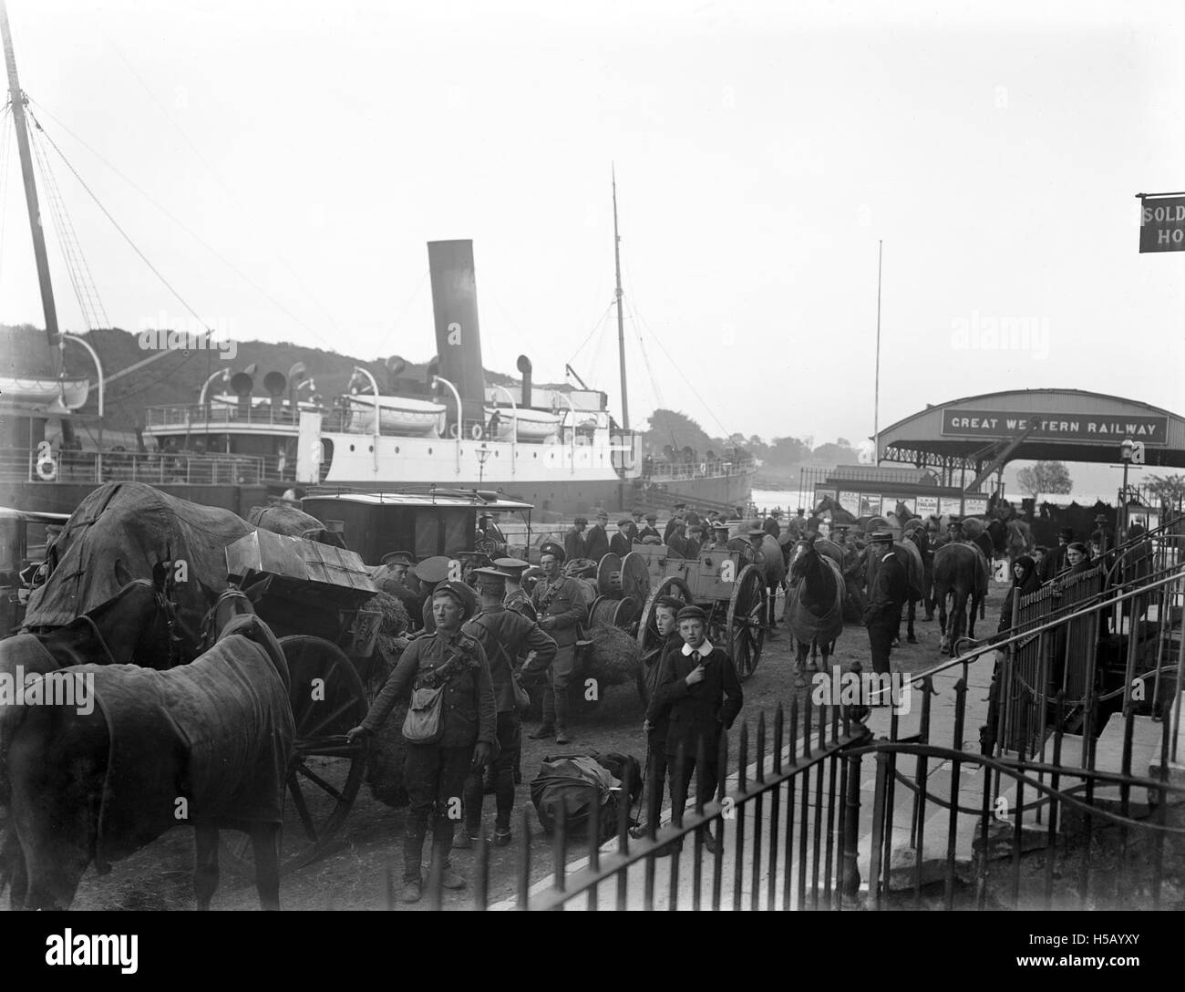 Ein historisches Bild mit dem Titel „Soldiers Going Away II“, das möglicherweise Soldaten zeigt, die zu einer Mission oder einem Konflikt aufbrechen. Dieses Bild repräsentiert einen Moment in der Militärgeschichte oder den Abzug von Truppen in einem bestimmten Zeitraum. Stockfoto Ein historisches Bild mit dem Titel „Soldiers Going Away II“, das möglicherweise Soldaten zeigt, die zu einer Mission oder einem Konflikt aufbrechen. Dieses Bild repräsentiert einen Moment in der Militärgeschichte oder den Abzug von Truppen in einem bestimmten Zeitraum. Stockfoto