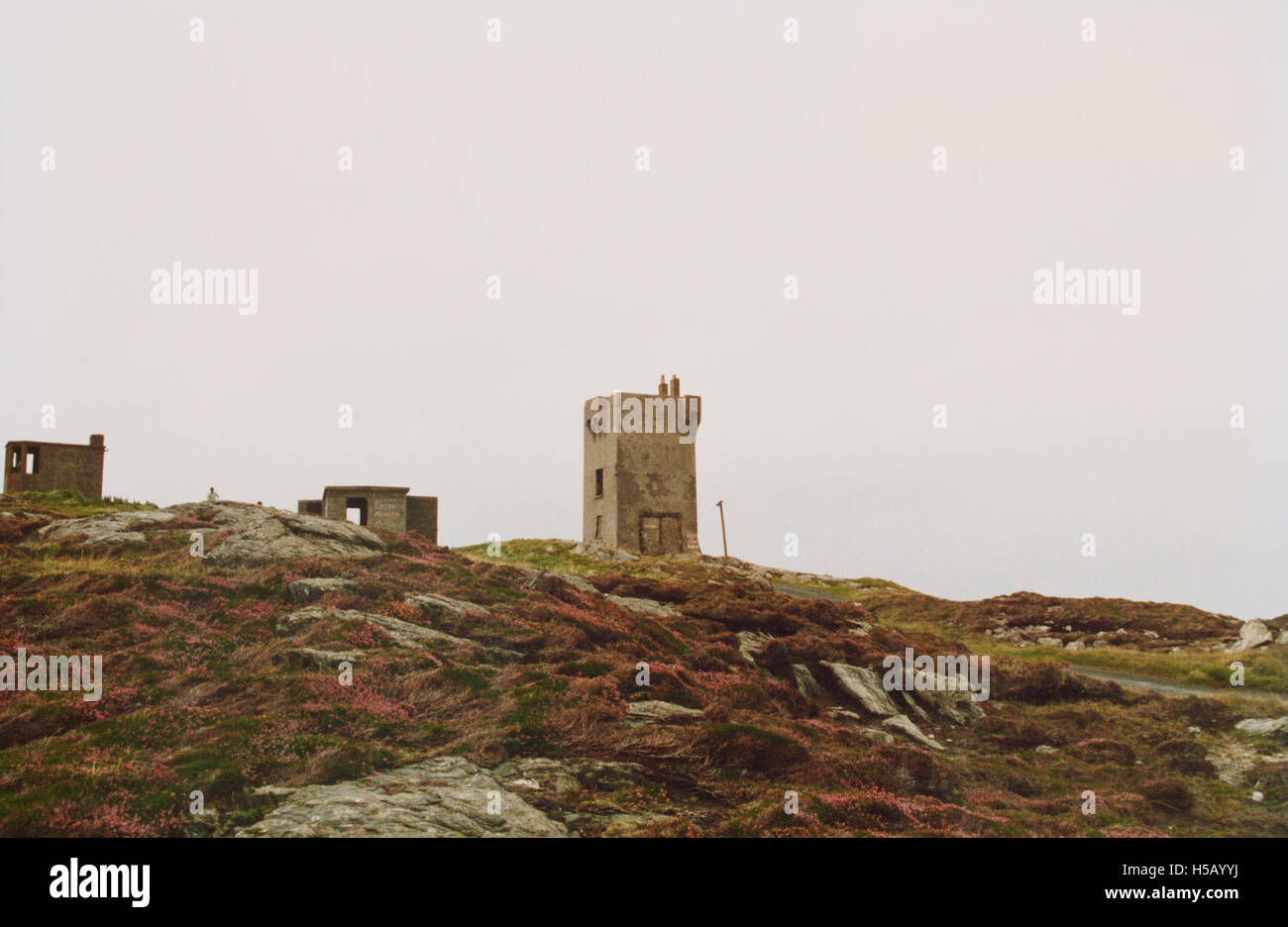 Die Marconi Wireless Telegraph Station in Malin Head, County Donegal, war ein wichtiger Standort für die transatlantische drahtlose Kommunikation. 1990 spielte der Sender weiterhin eine Schlüsselrolle in der globalen Kommunikationstechnologie. Stockfoto