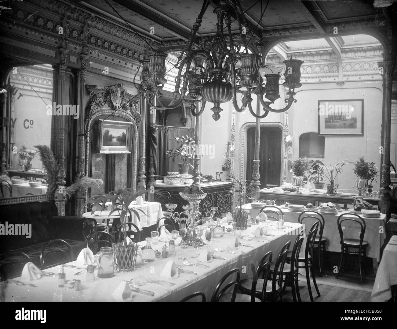 Der Dining Saloon auf der S.S. Great Eastern, ein riesiges Dampfschiff aus dem 19. Jahrhundert, war ein großartiger Raum, der für das Essen von Fahrgästen während der Reise entworfen wurde. Es war bekannt für sein luxuriöses Design und seine historische Bedeutung. Stockfoto