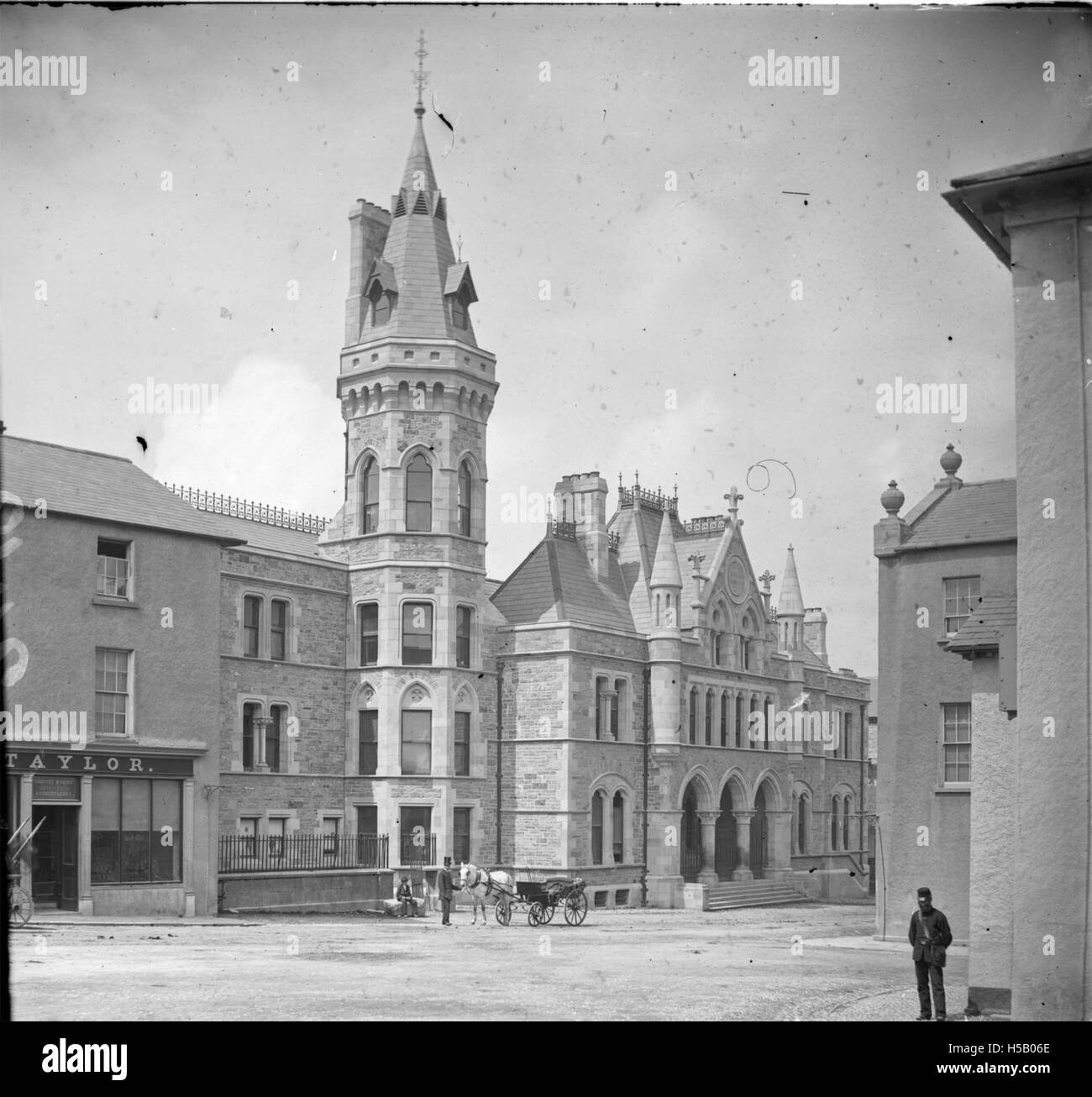 Das Foto zeigt ein Pub-Gebäude mit einem markanten sechseckigen Turm, das sich in einer Straße in der Nähe des Sligo Courthouse befindet. Das architektonische Design verleiht der lokalen Straßenlandschaft in Sligo, Irland, Charakter. Stockfoto