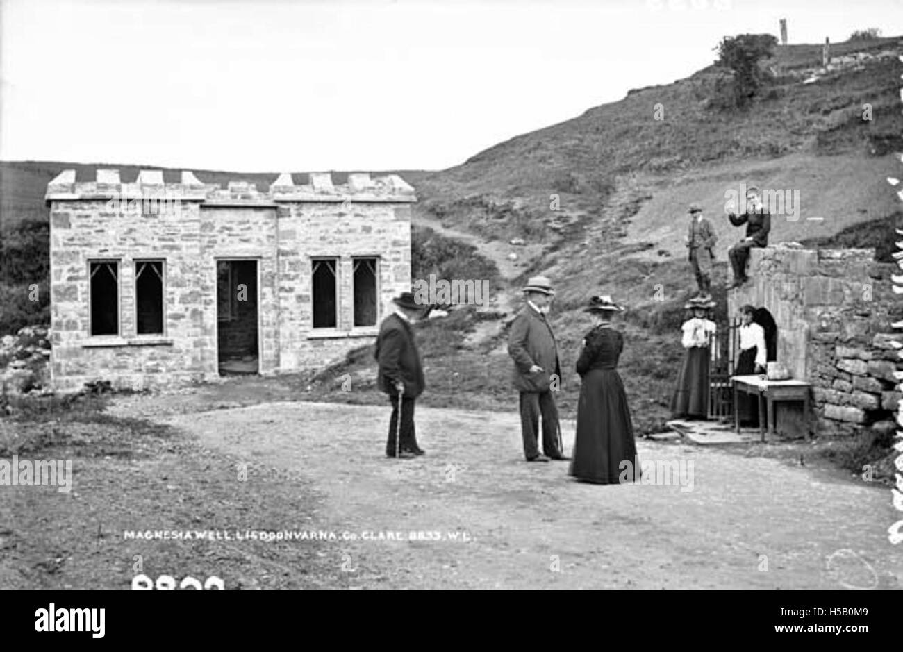 Der Magnesia Brunnen ist eine natürliche Quelle in Lisdoonvarna, County Clare, Irland. Bekannt für seine mineralreichen Gewässer, ist es seit Jahrhunderten ein beliebtes Gesundheitsziel. Stockfoto