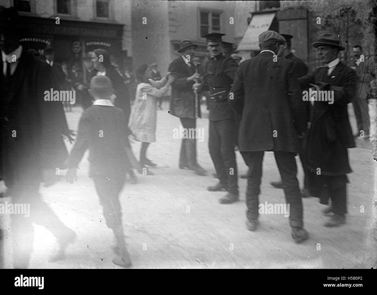 Ein Foto einer Wahlkampfszene in einer belebten Straße mit politischen Plakaten, begeisterten Unterstützern und aktiver Beteiligung der Öffentlichkeit während eines Wahlkampfs. Stockfoto