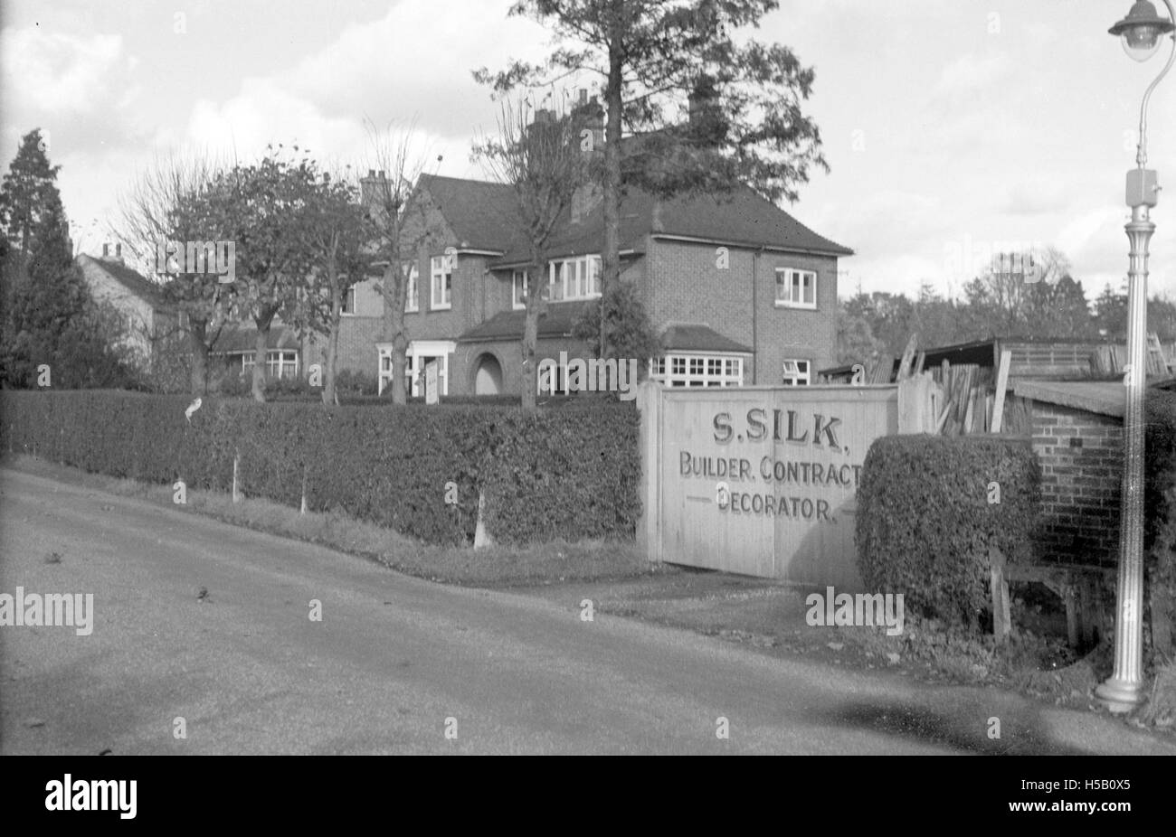 Die Bezugnahme auf 'S. Silk Builder, Decorator Yard, Co. Dublin' wird als Fehlinterpretation identifiziert, und der tatsächliche Standort des Unternehmens befindet sich in Woking, Großbritannien, was die geografische und geschäftliche Geschichte widerspiegelt. Stockfoto
