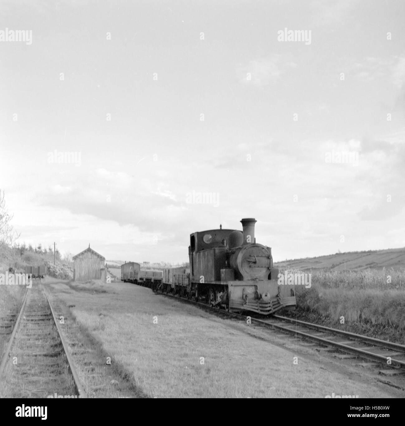 Der 2 4T-Motor trat in Adoon, County Leitrim, auf, was einen mechanischen Defekt beinhaltete. Diese Veranstaltung unterstreicht die Bedeutung der Motorwartung und die Herausforderungen in ländlichen Gebieten mit Transport- und mechanischen Ausfällen. Stockfoto