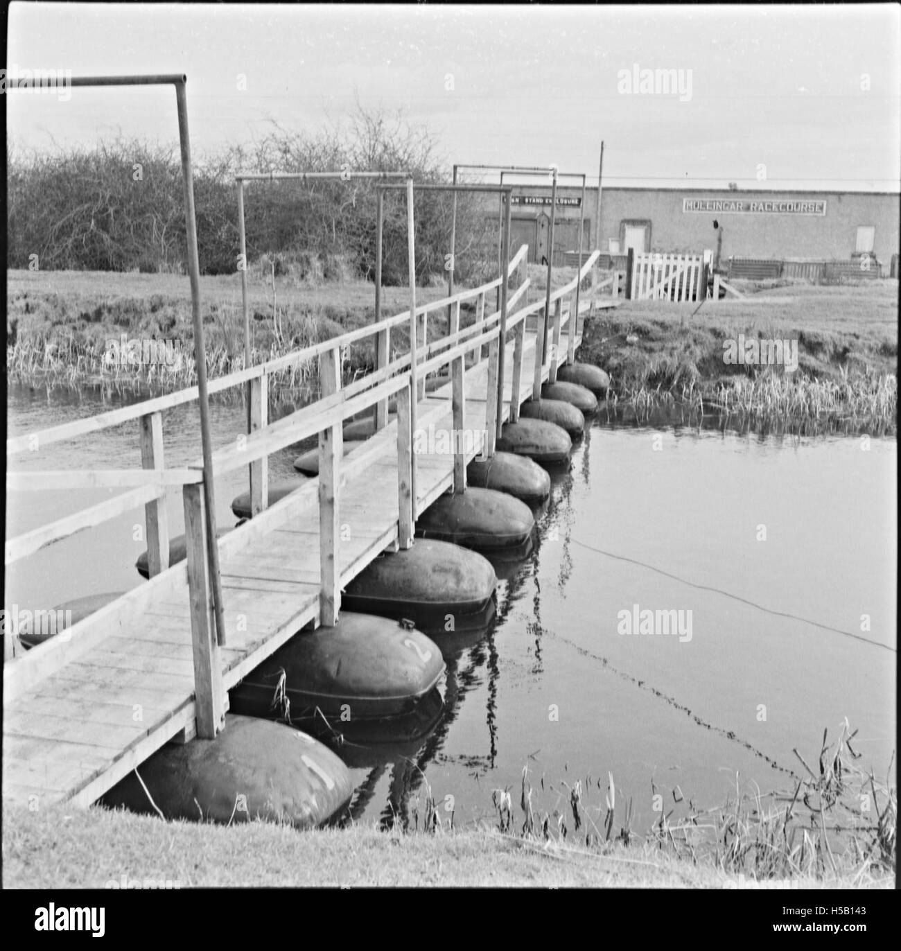 Das Bild zeigt die Pontonbrücke in Newbrook, County Westmeath, Irland. Pontonbrücken sind temporäre Bauwerke, die häufig zum Überqueren von Gewässern verwendet werden. Stockfoto