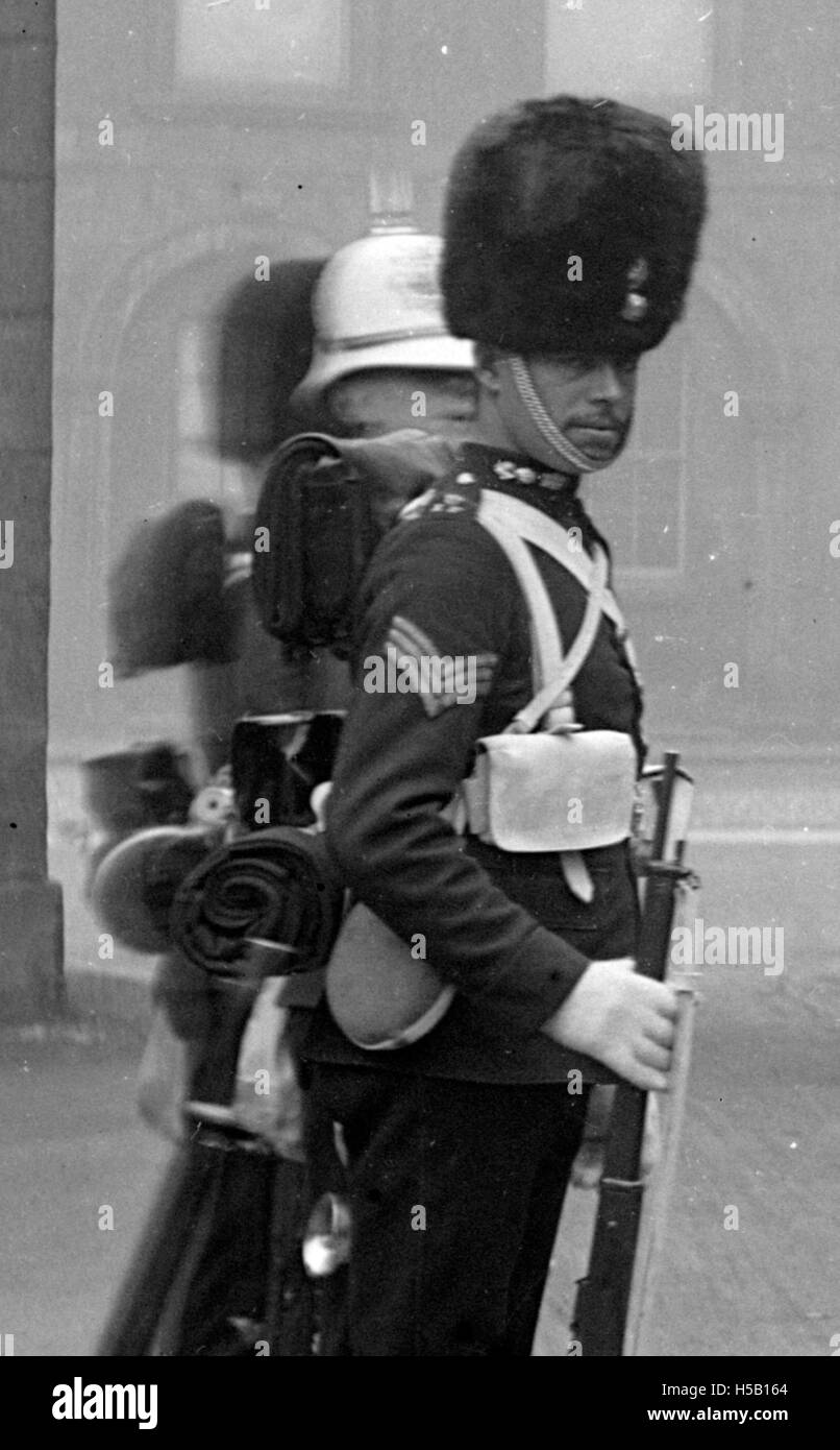 Uniform Detail bezieht sich auf die spezifischen Aspekte oder Designmerkmale einer Uniform, möglicherweise innerhalb eines militärischen, akademischen oder beruflichen Kontextes. Er hebt die Details hervor, die eine einheitliche identifizierbare oder funktionale Funktion in ihrer jeweiligen Rolle ermöglichen. Stockfoto