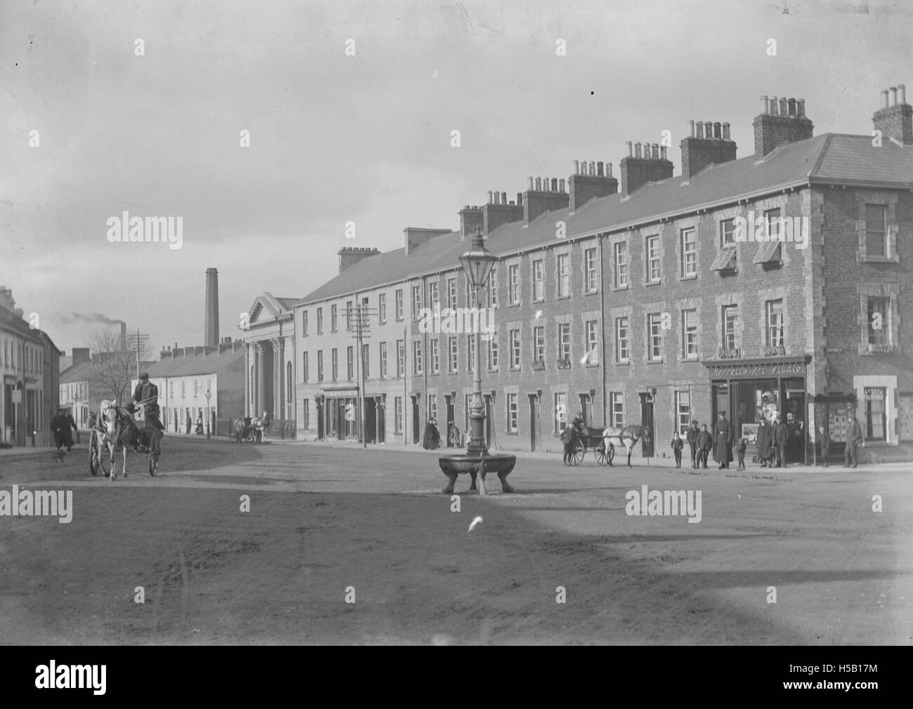 Ein historisches Foto von 6 Bridge Street in Portadown, Co. Armagh zeigt die erste presbyterianische Kirche, ein prominentes religiöses Wahrzeichen in der Gegend. Stockfoto