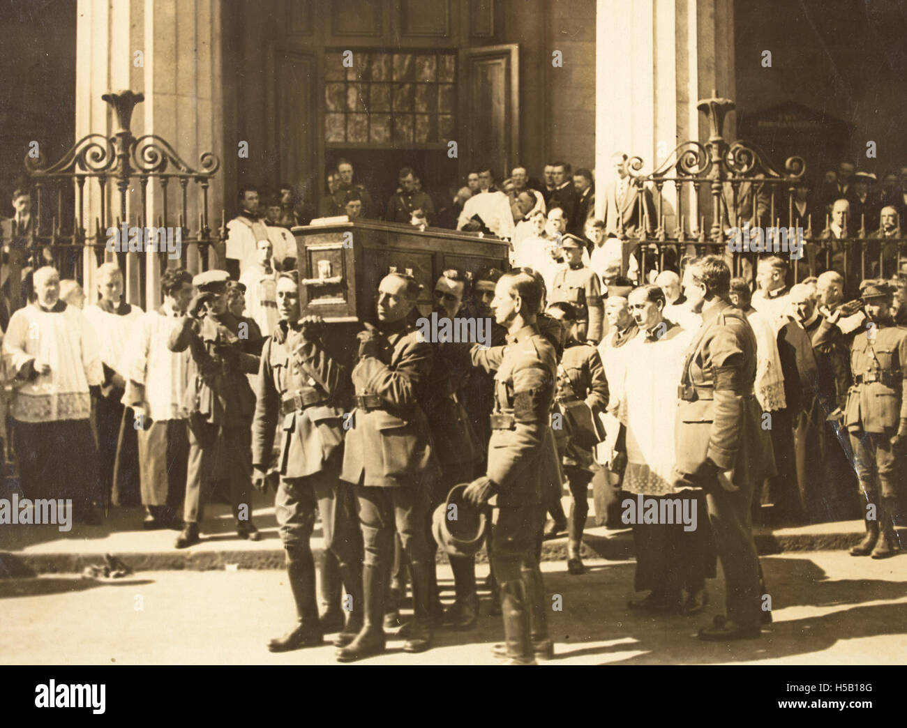 Foto des Sarges von Michael Collins, der während seiner Begräbnisprozession im August 1922 von Dublins Pro-Cathedral getragen wurde. Stockfoto Foto des Sarges von Michael Collins, der während seiner Begräbnisprozession im August 1922 von Dublins Pro-Cathedral getragen wurde. Stockfoto