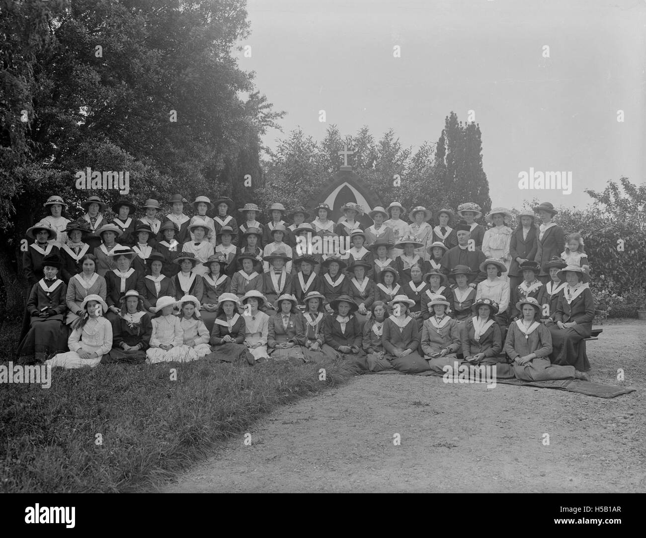 Ein Foto, das neun Mitglieder der Kinder Mariens, einer katholischen Jugendorganisation, zeigt, welche ihre Gemeinschaft und ihre religiösen Aktivitäten hervorhebt. Stockfoto