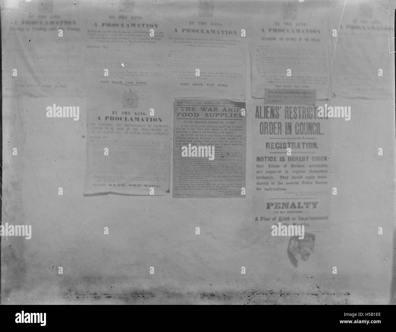 Dies bezieht sich auf eine Reihe von fünf Postern, die verschiedene Einschränkungen darstellen, die sich wahrscheinlich auf Regeln, Richtlinien oder Richtlinien beziehen. Die Poster sollen wichtige Botschaften vermitteln, die in der Regel aus Gründen der Sicherheit, der Rechtslage oder der öffentlichen Gesundheit dienen. Stockfoto