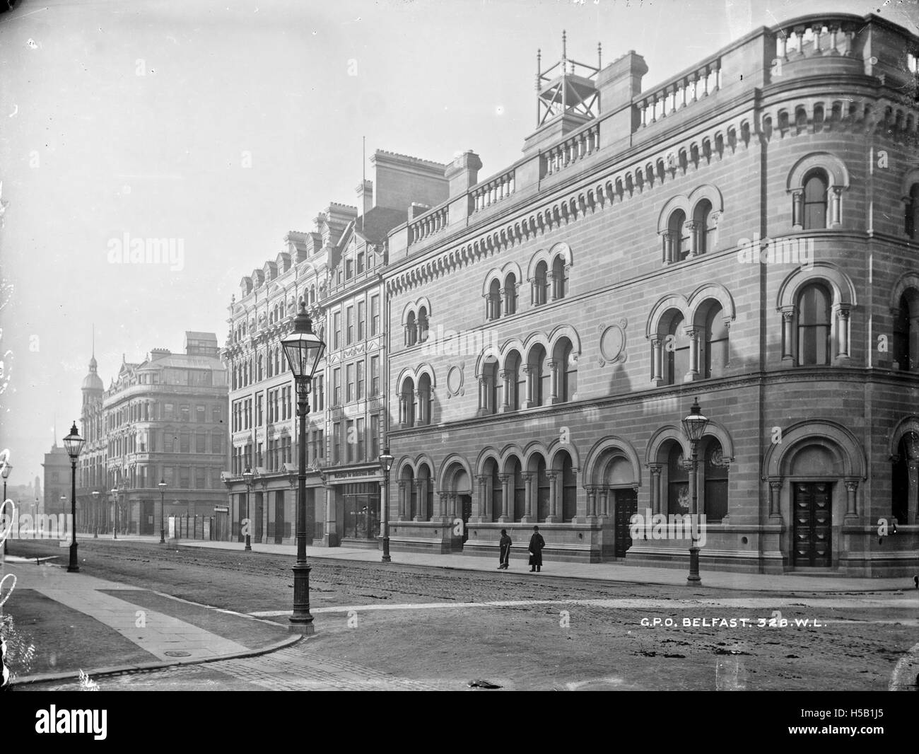 Das Foto zeigt das General Post Office (G.P.O.) in Belfast, ein wichtiges Gebäude in der Stadt, bekannt für seine Rolle in der Gemeinde und den Postdiensten. Das Gebäude unterstreicht das architektonische Design von Belfast aus dem frühen 20. Jahrhundert. Stockfoto