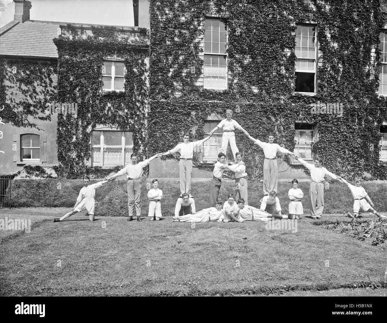 Dieses Bild zeigt ein Turnereignis am Good Counsel College in New Ross, das sportliche Aktivitäten zeigt, die von Pfarrer Conlon gefördert wurden. Das Foto zeigt die lehrreiche und außerschulische Betonung der körperlichen Fitness. Stockfoto