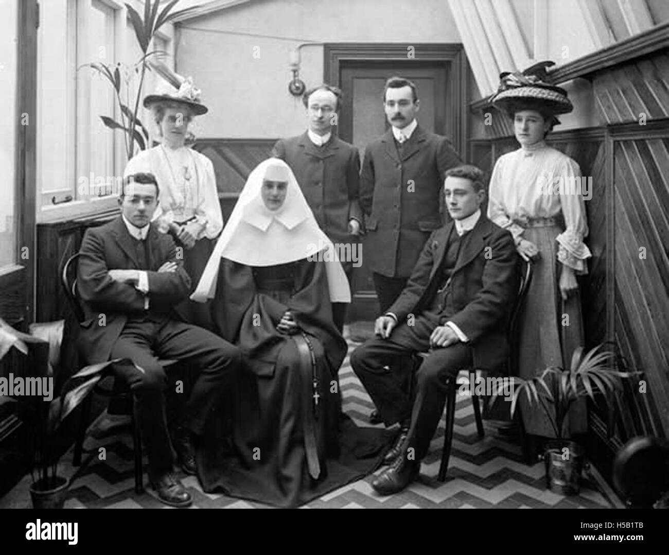 Ein Foto, das eine Familiengruppe zeigt, die sich im Philip Street Convent versammelt hat. Das Bild zeigt wahrscheinlich ein Familienereignis, bei dem Menschen vor dem Klostergebäude posierten. Stockfoto