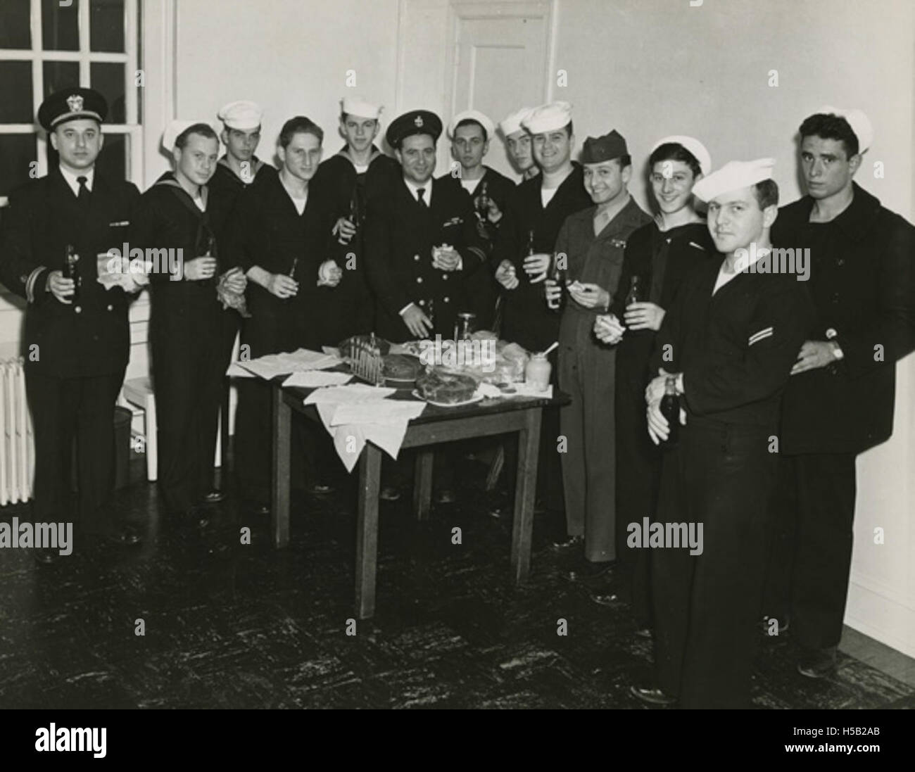 Dieses Foto zeigt eine 1952 von der American Jewish Historical Society und dem Jewish Welfare Board organisierte Hanukkah-Partei für jüdische Soldaten. Es markiert die Feier des jüdischen Lichterfestes durch Militärpersonal, mit Unterstützung von Geistlichen und Gemeindeorganisationen. Stockfoto