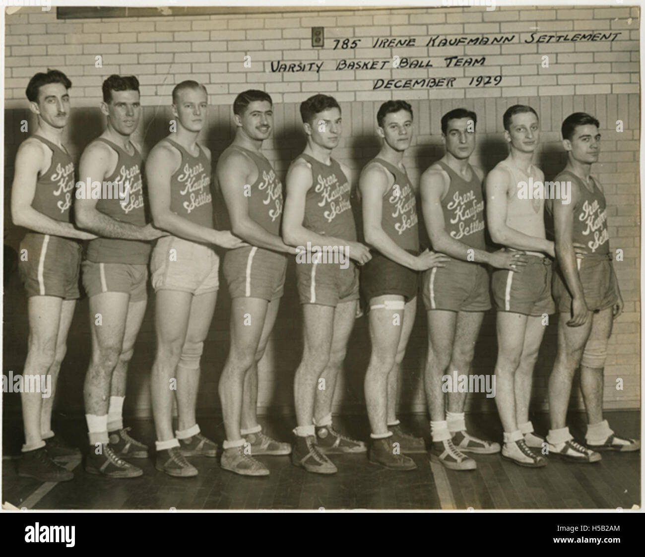 Die Varsity-Basketballmannschaft der Irene Kaufmann Settlement im Dezember 1929 repräsentiert eine Gruppe von Athleten aus der jüdischen Siedlung in Pittsburgh. Das Team trat in lokalen Sportligen an und war ein wichtiger Bestandteil des Gemeindelebens in dieser Zeit. Stockfoto