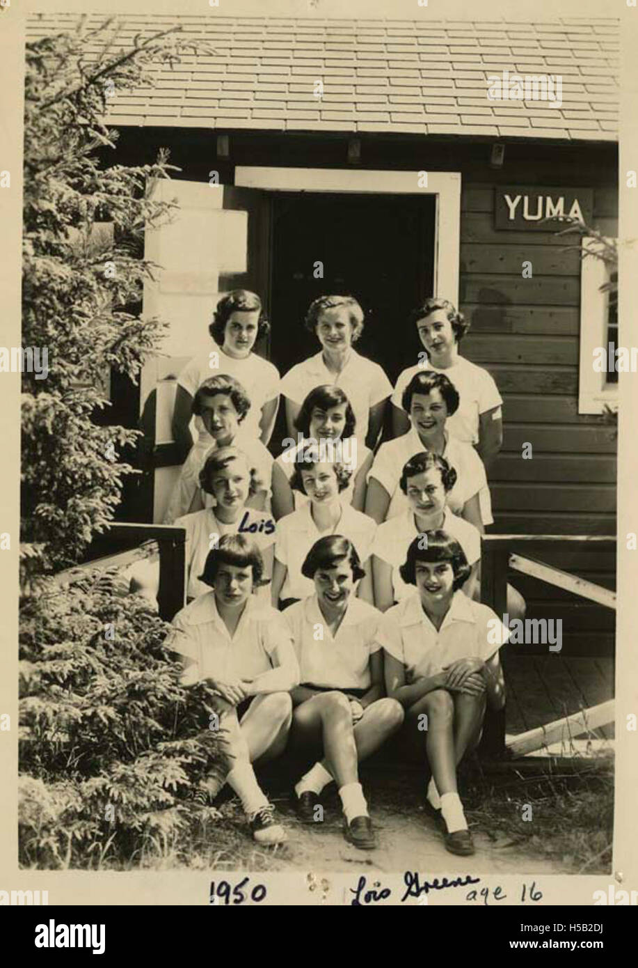 Lois Greene, zweite Reihe, links, wird 1950 in einem Sommerlager in den Berkshires abgebildet. Das Bild fängt die soziale Atmosphäre des Camps und die Freizeitaktivitäten im Freien ein, die typisch für Sommercamps aus der Mitte des 20. Jahrhunderts sind. Stockfoto