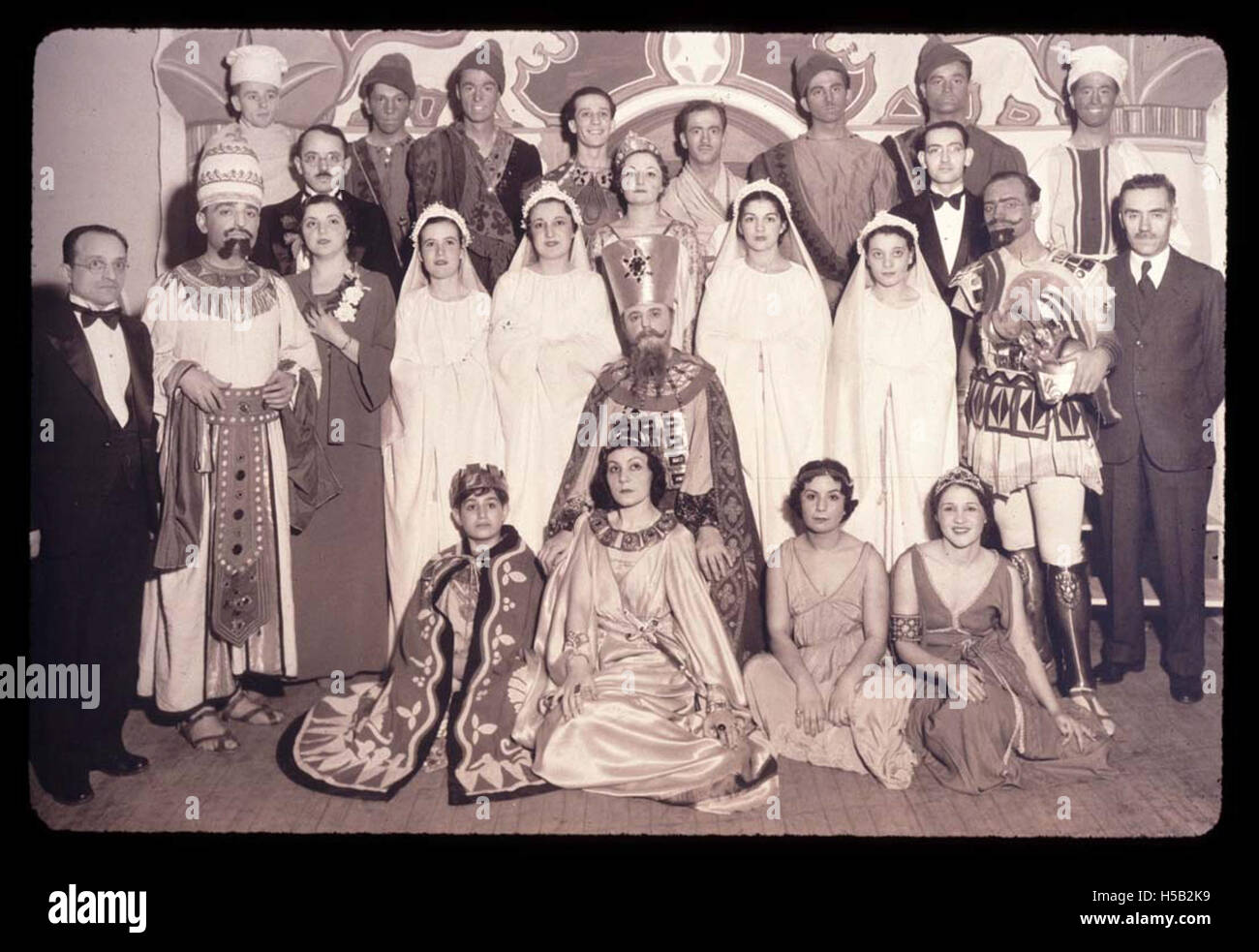Dieses Foto zeigt die Besetzung eines Purim-Stücks, das 1936 im Center for Jewish History in New York City aufgeführt wurde. Die Schauspieler und Schauspielerinnen, von denen viele dem Sephardischen Jeshiva-Universitätsmuseum angehören, nahmen an dieser traditionellen jüdischen Feier Teil. Stockfoto